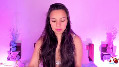 Snapshot of mollylewis18 chatting on January 2025 09:16:01 PM New girl Emily Valentina Michelle online show from January 2025 09:16:01 PM