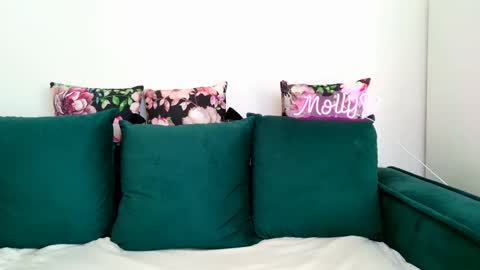 Molly online show from September 2025 06:04:01 AM