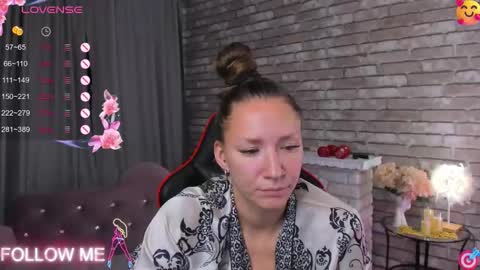 hi im Molly heregreat boobs big heart  warm pussy  online show from October 2025 02:09:01 AM