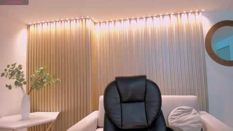 Molly Sunders online show from March 2026 05:02:02 AM