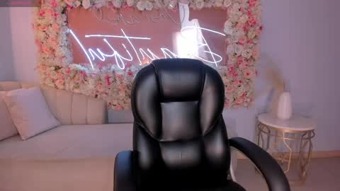 Snapshot of mollysunders_ chatting on April 2026 04:56:01 AM Molly Sunders online show from April 2026 04:56:01 AM