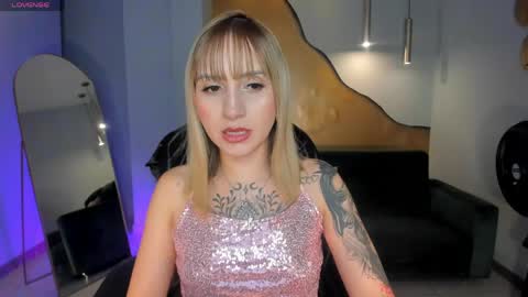 Snapshot of mollysunders_ chatting on May 2026 08:27:01 PM Molly Sunders online show from May 2026 08:27:01 PM