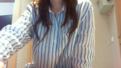 Snapshot of momentbeforedown chatting on November 2025 05:15:01 PM Hailey online show from November 2025 05:15:01 PM