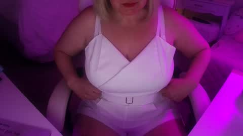 Snapshot of mommy_julia chatting on May 2026 11:06:01 AM Mommy Julia online show from May 2026 11:06:01 AM