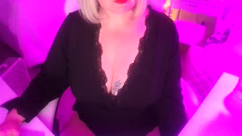 Snapshot of mommy_julia chatting on May 2026 06:32:01 AM Mommy Julia online show from May 2026 06:32:01 AM