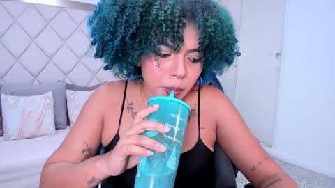 Momo  online show from November 2025 09:48:02 PM