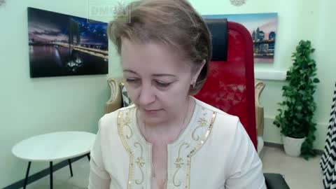 Snapshot of mona_w chatting on March 2026 11:10:02 AM Mona online show from March 2026 11:10:02 AM