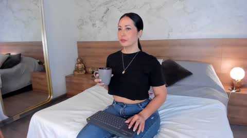 Monique  online show from December 2024 03:52:01 PM