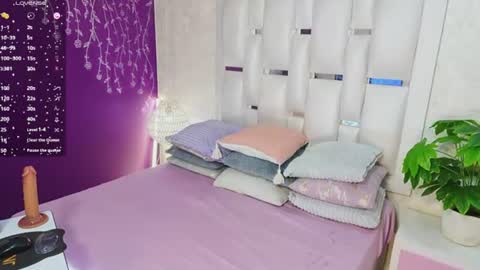 Snapshot of moom_ivy_ chatting on July 2026 02:04:02 PM online show from July 2026 02:04:02 PM