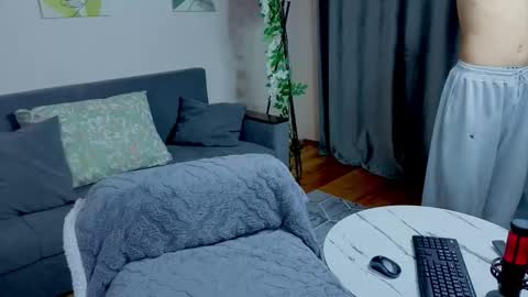 Snapshot of moon_felix chatting on November 2025 01:21:02 PM Felix and Maddy online show from November 2025 01:21:02 PM