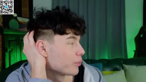 moon_gloww online show from February 2026 12:28:02 PM