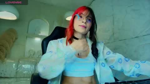 Snapshot of moon_red_r chatting on April 2026 07:53:01 PM Moon online show from April 2026 07:53:01 PM