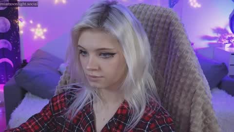 Snapshot of moonlight_mia chatting on December 2024 04:37:01 PM Mia online show from December 2024 04:37:01 PM