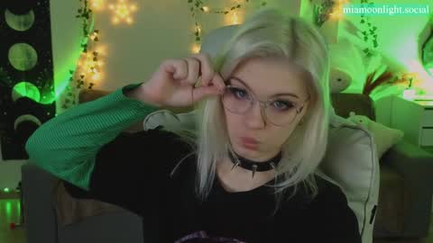 Snapshot of moonlight_mia chatting on January 2025 04:33:02 PM Mia online show from January 2025 04:33:02 PM