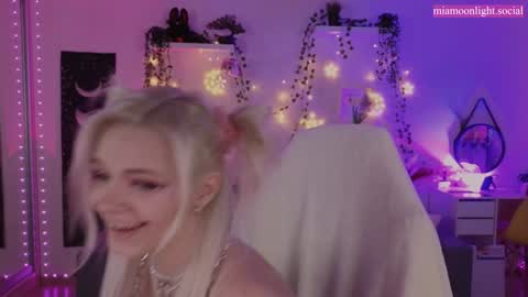 Snapshot of moonlight_mia chatting on January 2025 05:00:01 PM Mia online show from January 2025 05:00:01 PM