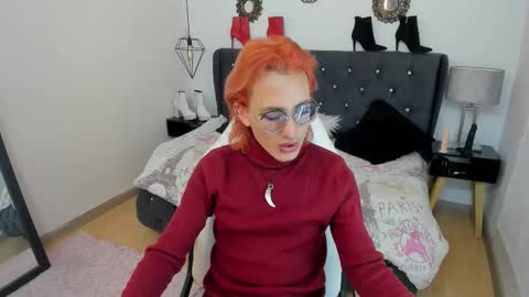 Snapshot of moonn_fox chatting on October 2025 08:42:02 PM Moon online show from October 2025 08:42:02 PM