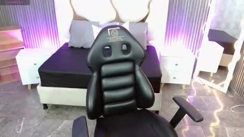 Moon  online show from October 2025 12:15:02 PM