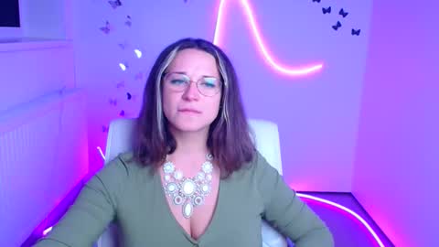 Snapshot of moonsusanna chatting on December 2025 06:37:02 PM Susanna online show from December 2025 06:37:02 PM