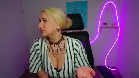 Snapshot of moonsusanna chatting on April 2026 11:41:01 AM Susanna online show from April 2026 11:41:01 AM