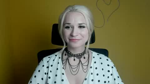 Snapshot of moonsusanna chatting on April 2026 11:27:01 AM Susanna online show from April 2026 11:27:01 AM