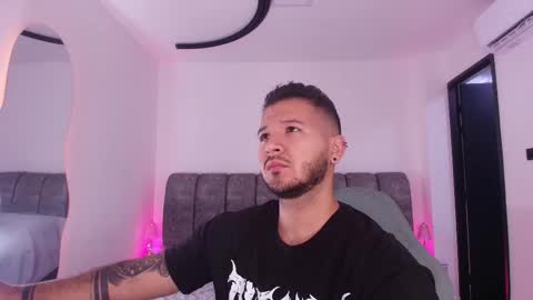 MIKEE online show from February 2026 03:01:02 AM