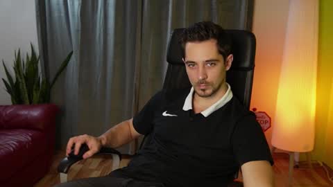 Snapshot of mrgreeneyes01 chatting on December 2024 06:09:01 PM juan luis online show from December 2024 06:09:01 PM