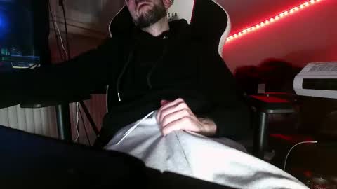 Snapshot of mrrogu3 chatting on December 2025 01:04:02 AM MrRogue online show from December 2025 01:04:02 AM