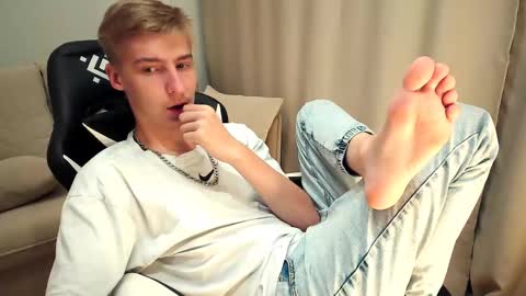 Adam online show from September 2025 08:46:01 PM