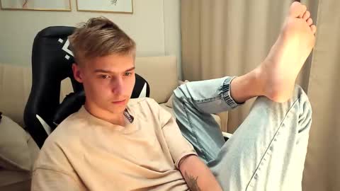 Adam online show from September 2025 09:09:02 PM