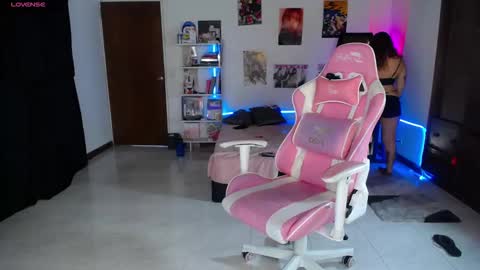 Manuela3 online show from November 2025 06:45:01 PM