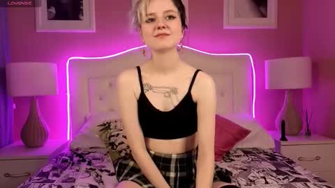 Lina  Help me to reach 100 thumbs up  online show from November 2025 01:22:01 PM