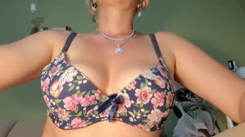 Snapshot of mspurrfectlove chatting on March 2025 02:43:02 PM MsPurrfectLove online show from March 2025 02:43:02 PM