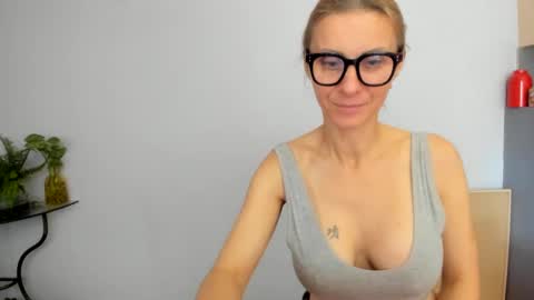 Snapshot of munishpunish chatting on December 2024 10:54:01 AM LOVELY JULIA Peter DAY online show from December 2024 10:54:01 AM