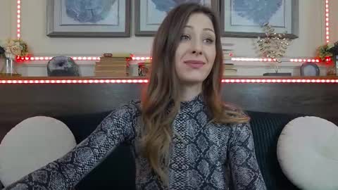 Luna  online show from January 2026 07:59:02 PM