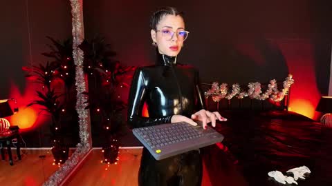 Maite online show from December 2024 11:18:01 AM