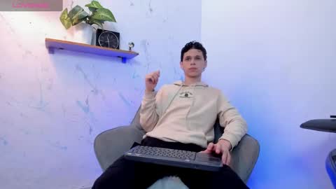 Snapshot of mykelcano chatting on October 2025 03:33:01 PM Mykel online show from October 2025 03:33:01 PM