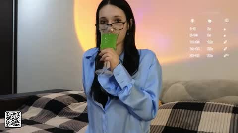 Mia online show from October 2025 06:18:01 PM