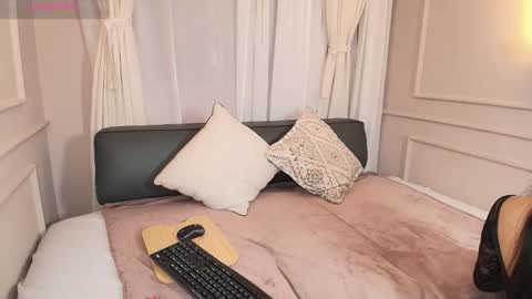 Nahomi online show from November 2025 08:08:01 PM