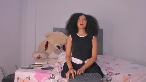 Snapshot of nahomi_miller_ chatting on January 2025 05:11:01 AM Laura online show from January 2025 05:11:01 AM