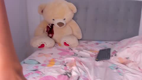 Snapshot of nahomi_miller_ chatting on January 2025 11:34:01 PM Laura online show from January 2025 11:34:01 PM