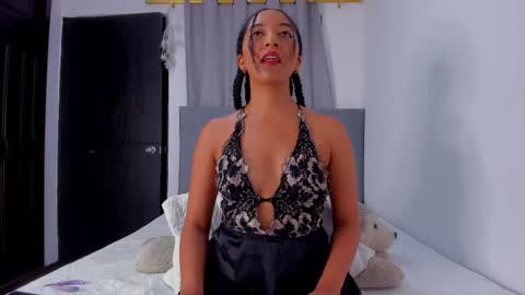 Snapshot of nahomi_miller_ chatting on March 2025 03:44:01 AM Laura online show from March 2025 03:44:01 AM