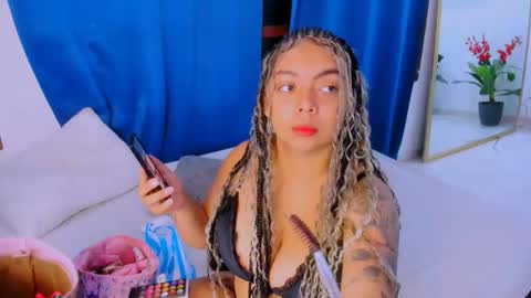 Nahomy online show from October 2025 09:01:01 AM