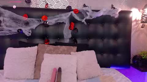 naiaramasson_ online show from October 2025 12:09:01 PM