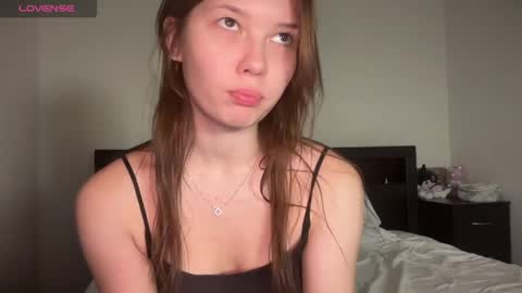 Snapshot of naive_love chatting on June 2026 01:45:01 PM Mia guest- Eva from DOUBLECUTIES online show from June 2026 01:45:01 PM