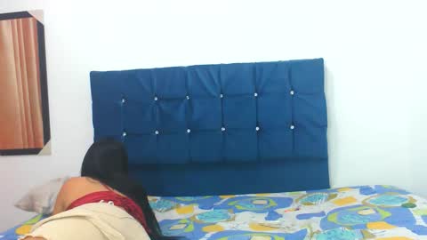 Mia online show from November 2025 10:42:01 PM