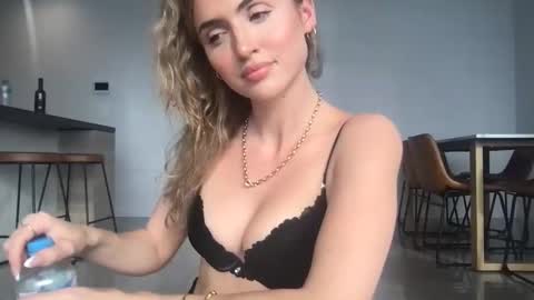 Snapshot of naomirhoades chatting on February 2025 06:57:01 AM naomirhoades online show from February 2025 06:57:01 AM