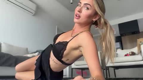 Snapshot of naomirhoades chatting on February 2025 12:02:01 AM naomirhoades online show from February 2025 12:02:01 AM