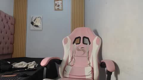 naomis_35 online show from November 2025 07:49:02 PM