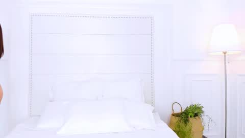 Naomi online show from November 2025 02:28:02 AM