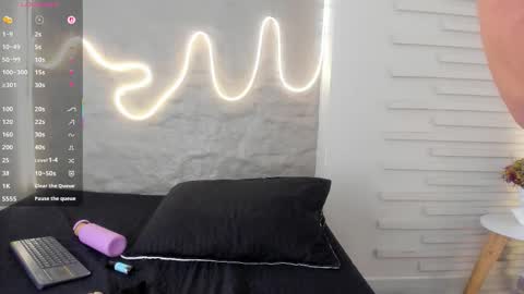 I am Naomy online show from November 2025 07:01:02 PM